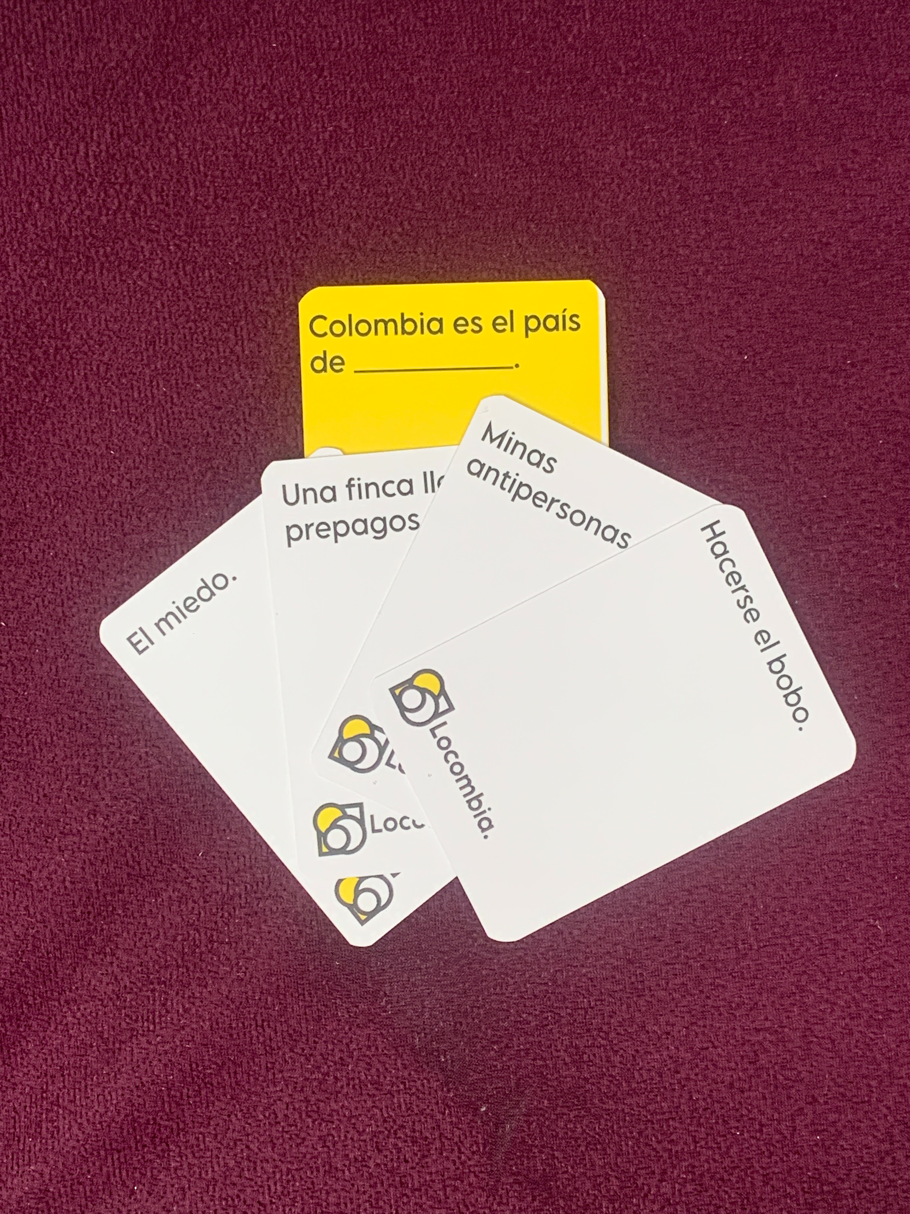 Cartas Locombia en mano